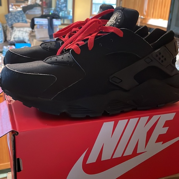 Nike huaraches all black size 10.5  have black laces too worn. Great condition - Picture 3 of 5